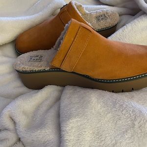 Never worn comfy leather and shearling Naturalizer clogs